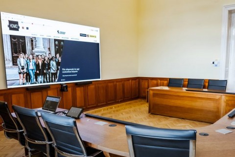 Màn hình LED All in one LAEB015 của LG tại Đại học Corvinus, Hungary